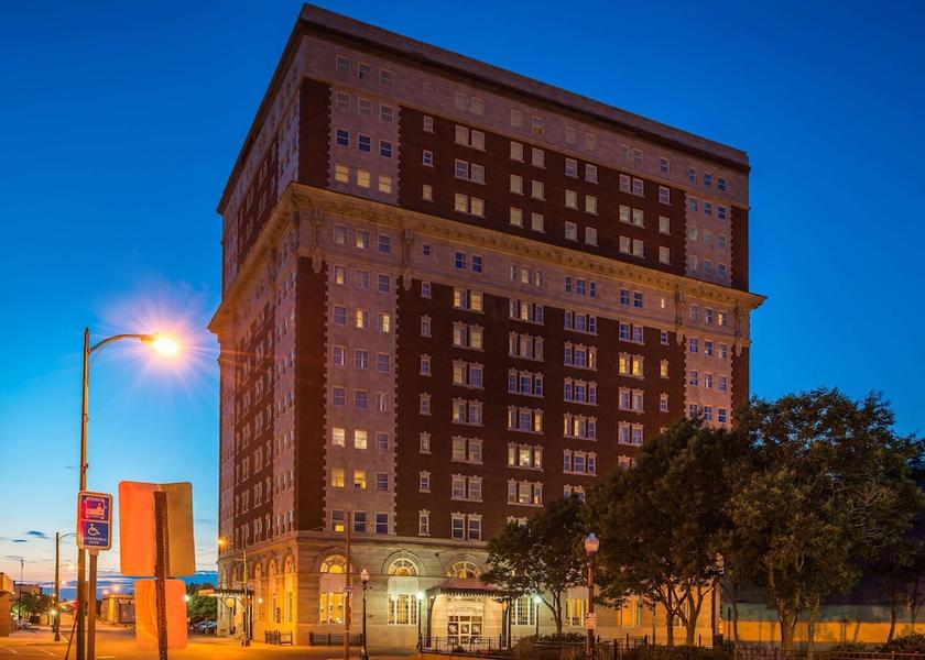 New York Utica Exterior Detail