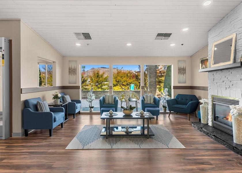 Washington Wenatchee Lobby sitting area