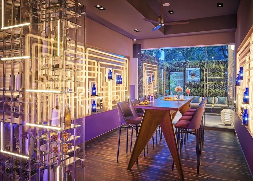 Karnataka Bangalore Bar (on property)
