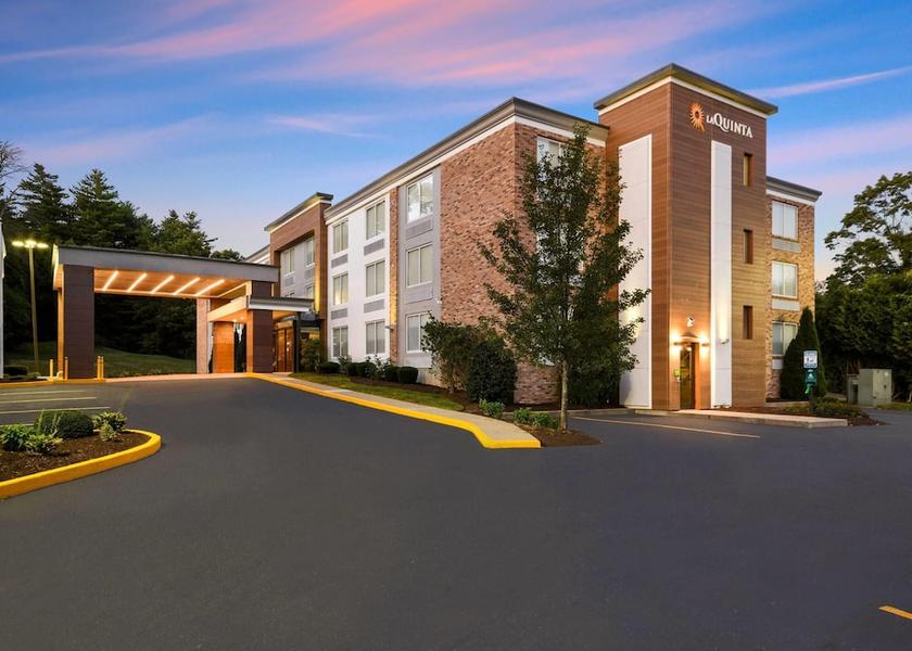 Massachusetts Fiskdale Exterior Detail