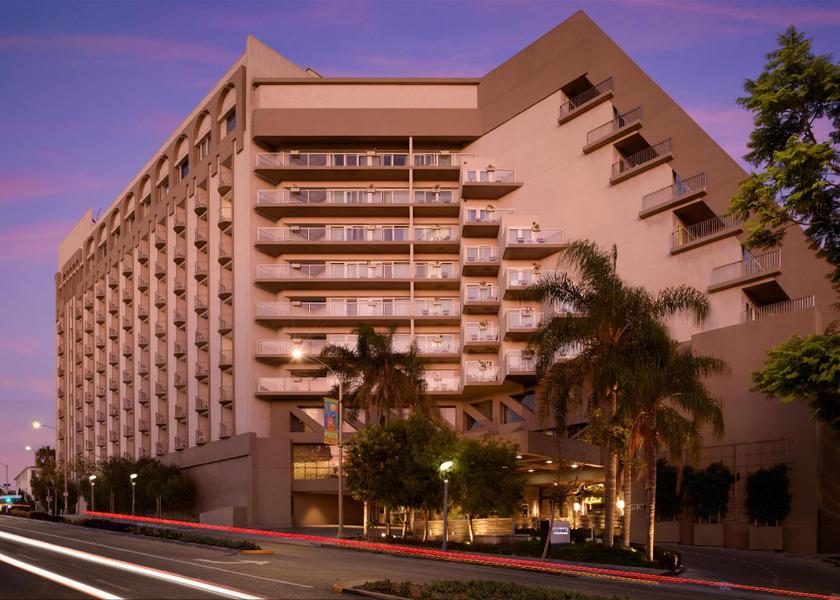 California Santa Monica Hotel Exterior