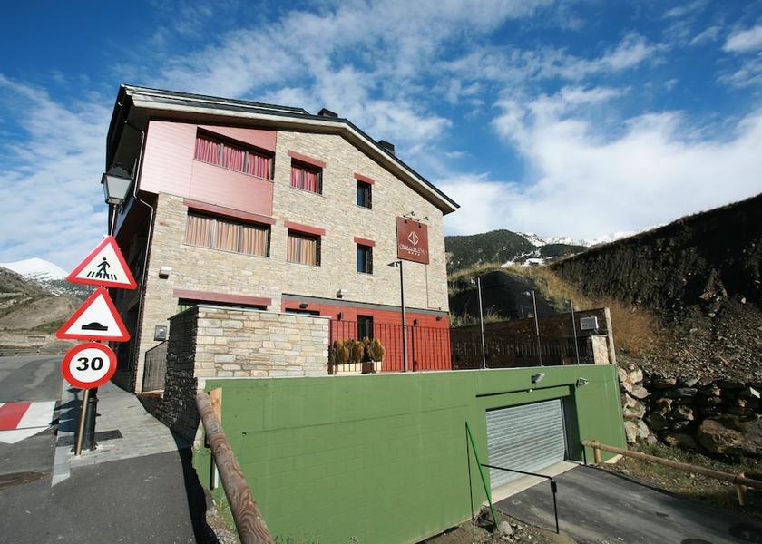 Canillo Canillo Front of property