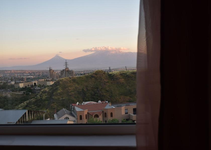  Yerevan Mountain view