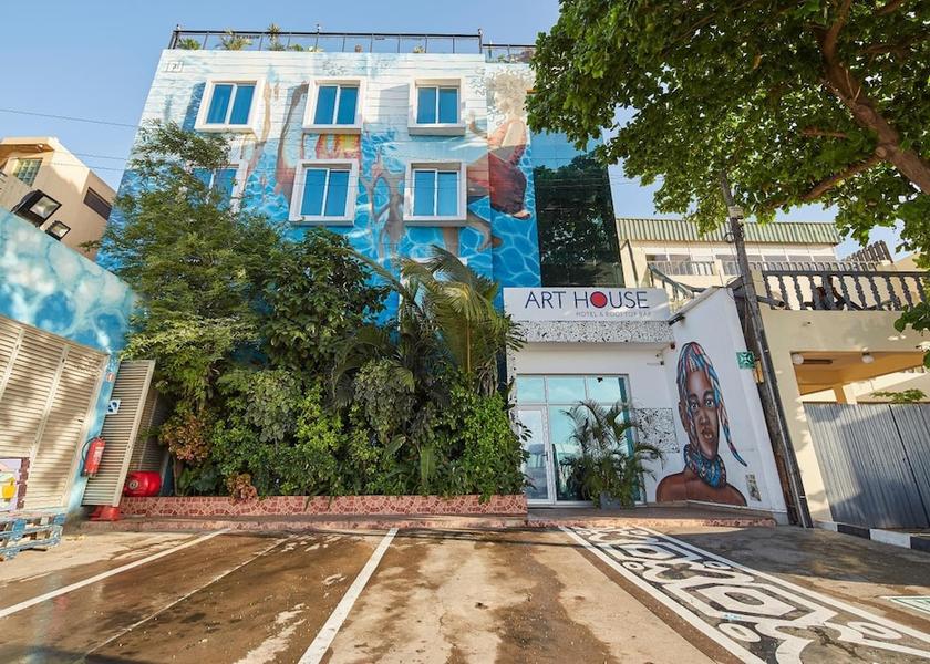  Luanda Exterior Detail