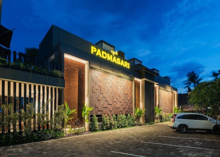 Bali Lovina Front of property - evening/night