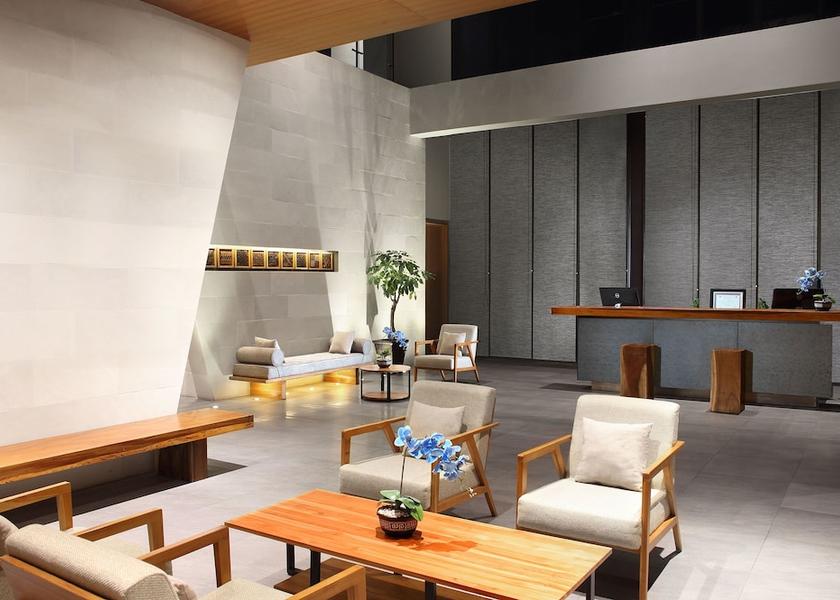 Lobby lounge