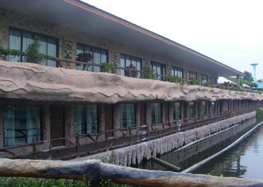 Nakhon Ratchasima Sung Noen Exterior Detail