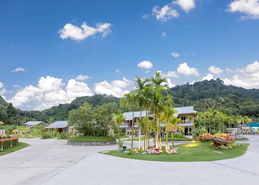 Phuket Sa Khu Facade