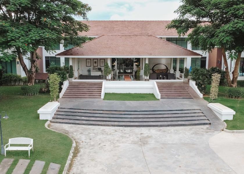 Prachin Buri Si Maha Phot Facade
