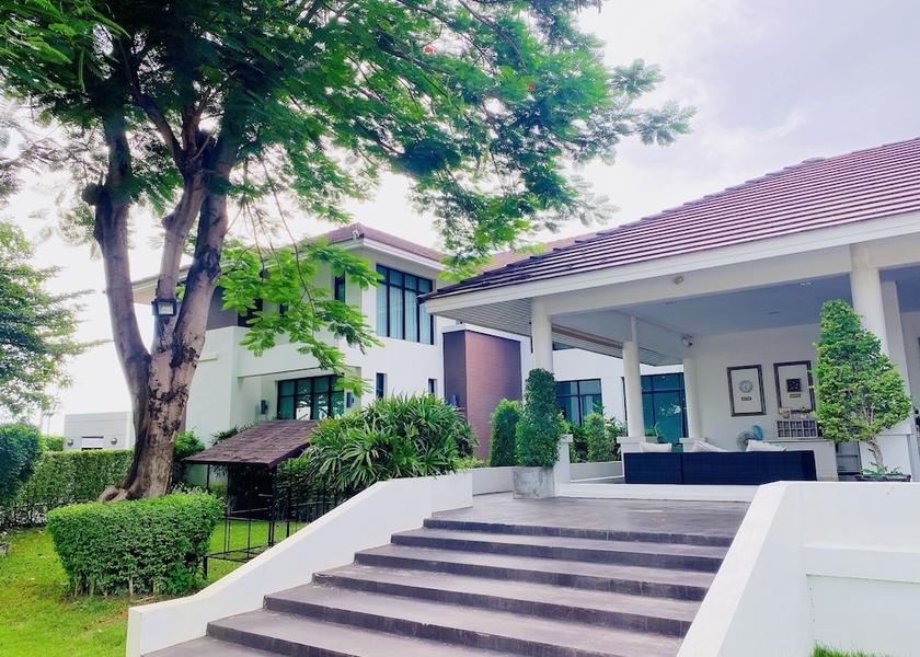 Prachin Buri Si Maha Phot Exterior Detail