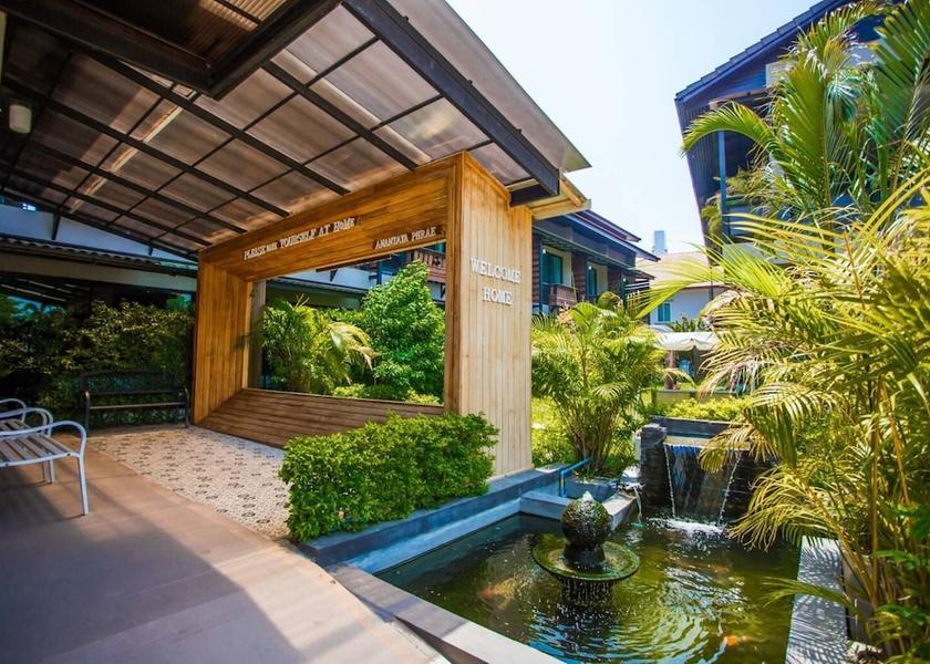 Phrae Sung Men Exterior Detail