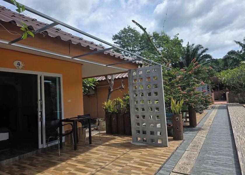 Surat Thani Ban Ta Khun Facade