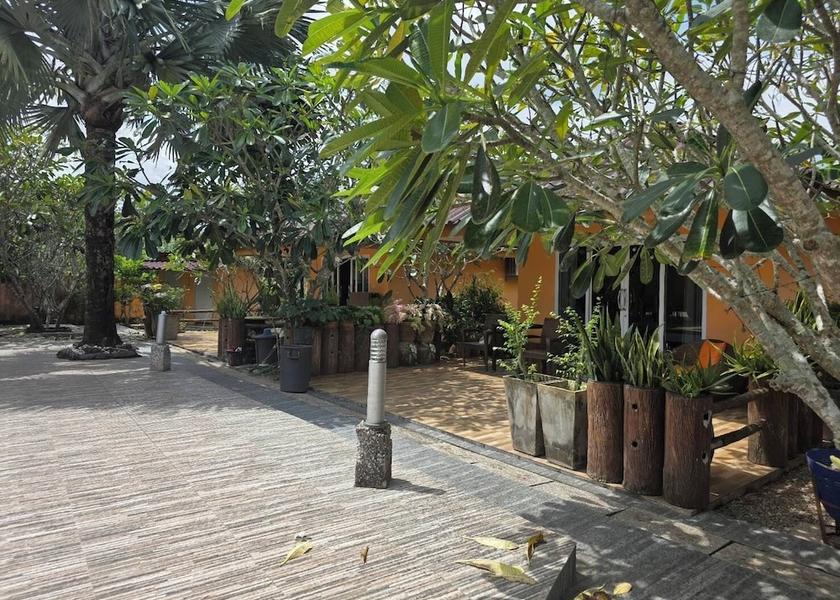 Surat Thani Ban Ta Khun Facade