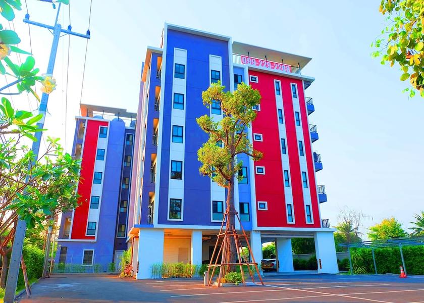 Nakhon Pathom Sam Phran Facade