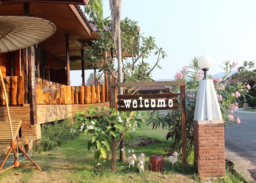 Phitsanulok Wang Thong Exterior Detail