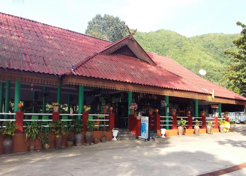 Phetchaburi Kaeng Krachan Exterior Detail