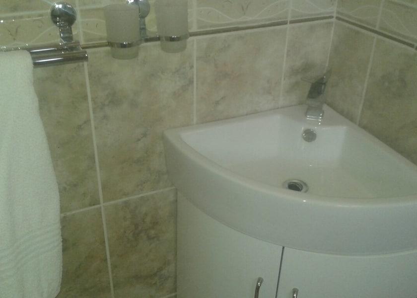  Francistown Bathroom