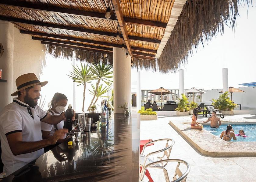 Swim-up bar