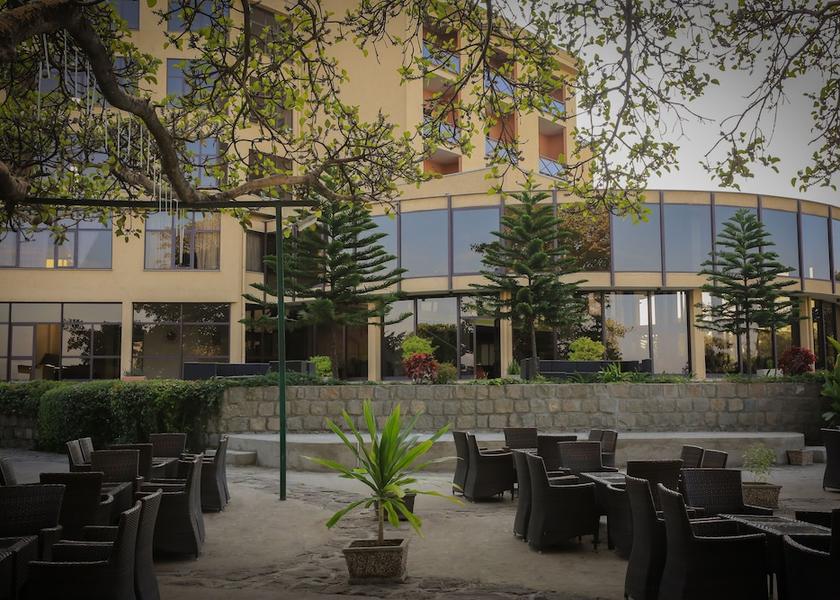 Sīdama Awassa Outdoor dining