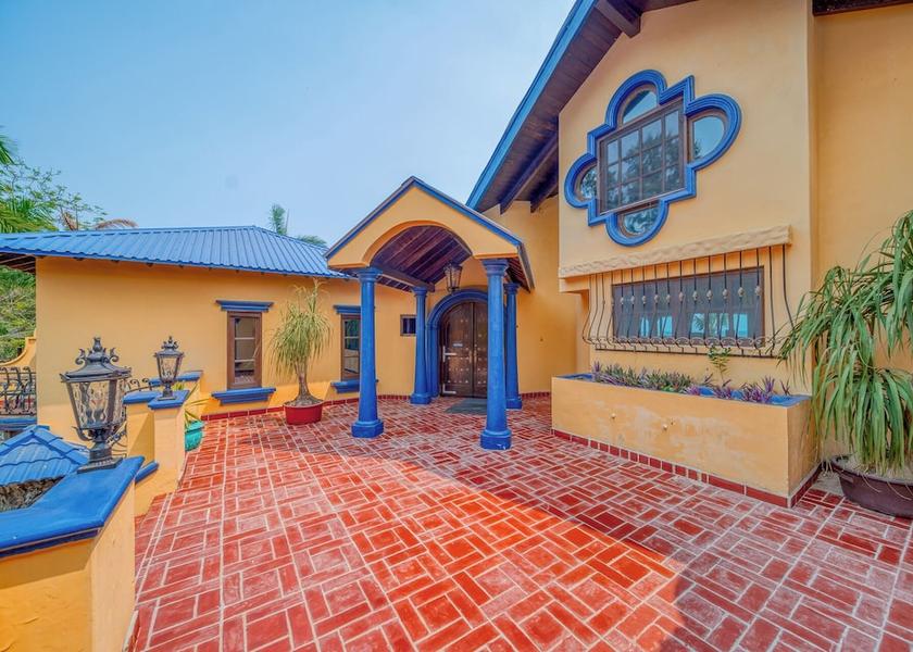 Islas de la Bahia Roatan Exterior Detail