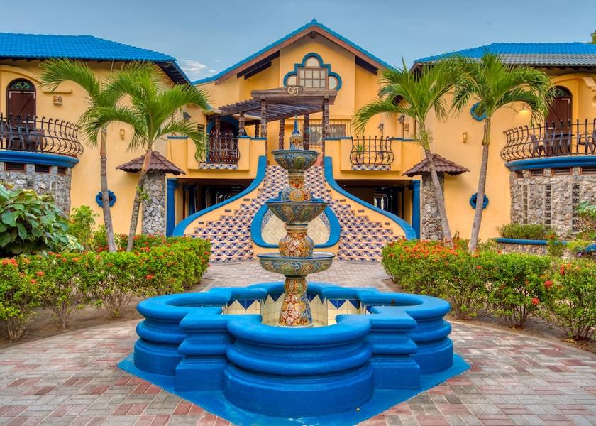 Islas de la Bahia Roatan Courtyard