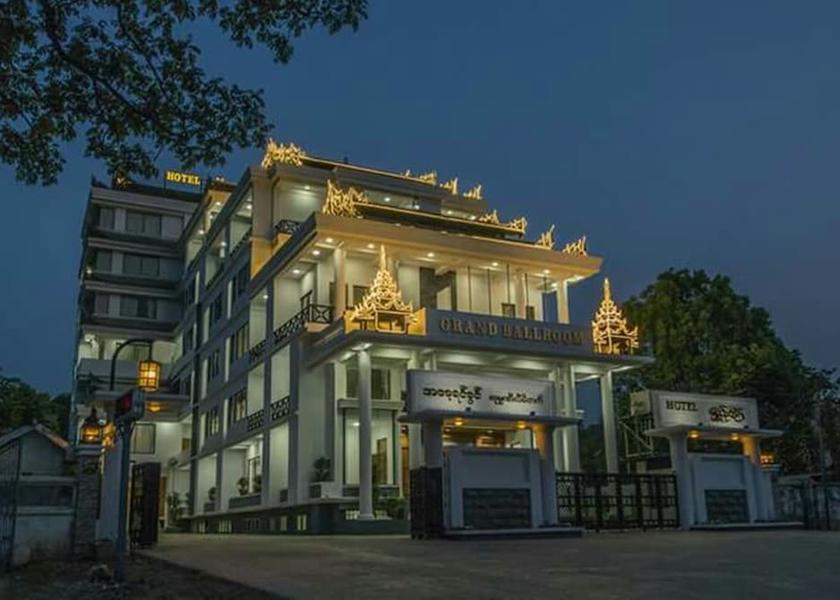 Mandalay Region Pyin Oo Lwin Front of property - evening/night