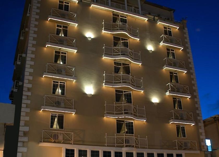 Colon Colon Facade