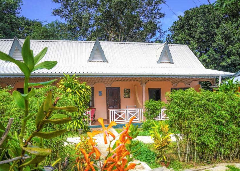  La Digue Terrace/patio