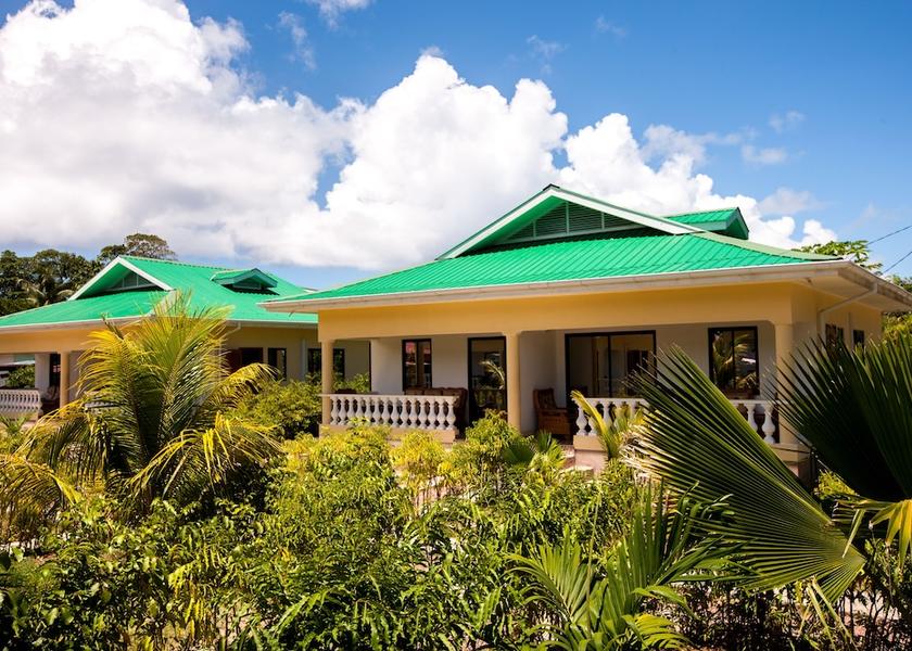  La Digue Front of property