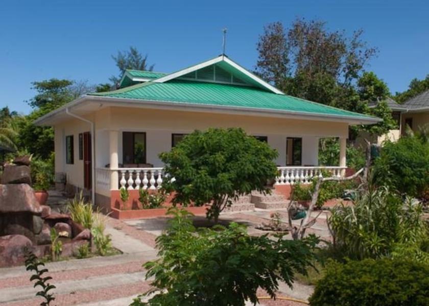  La Digue Terrace/patio