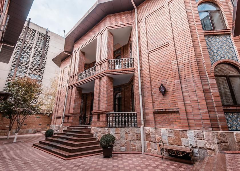  Tashkent Courtyard