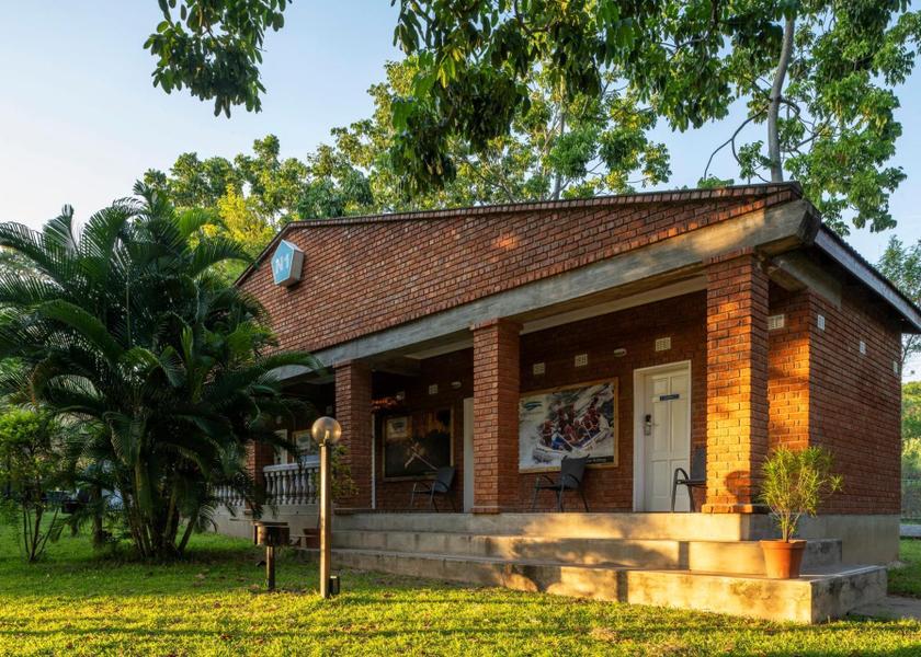  Victoria Falls exterior view