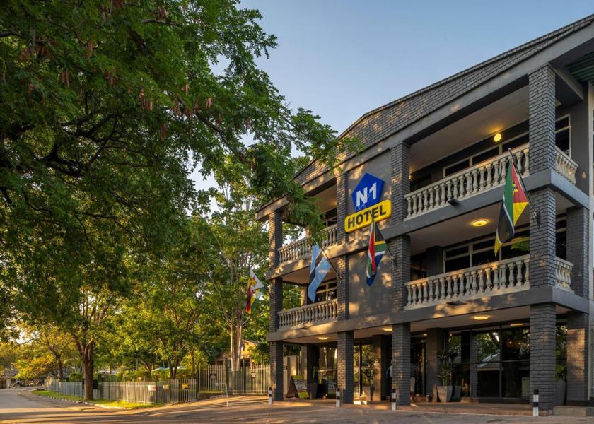  Victoria Falls exterior view