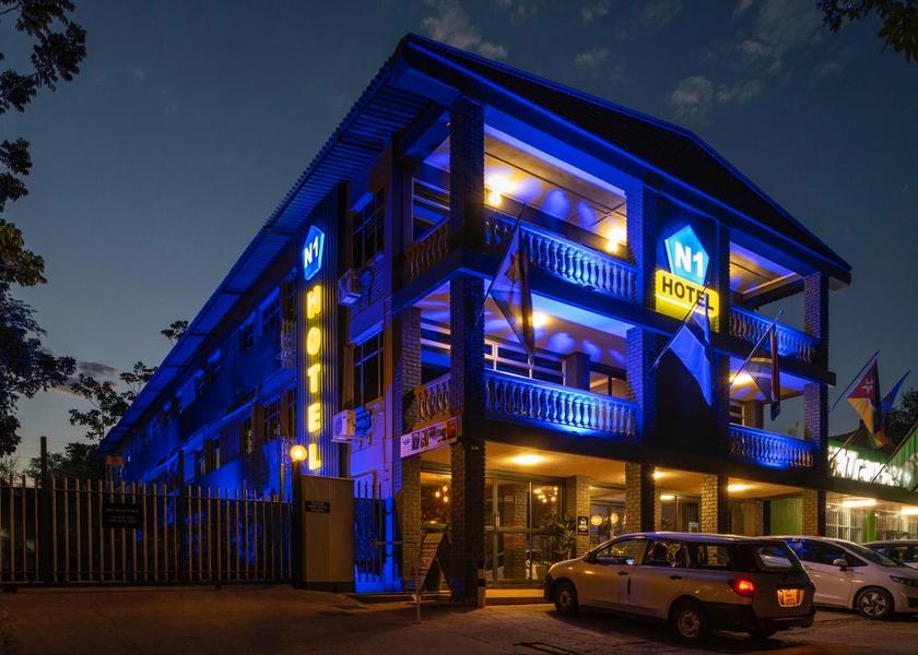  Victoria Falls exterior view