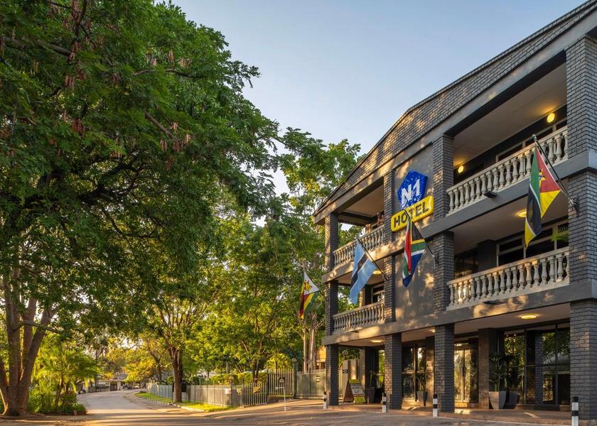  Victoria Falls exterior view