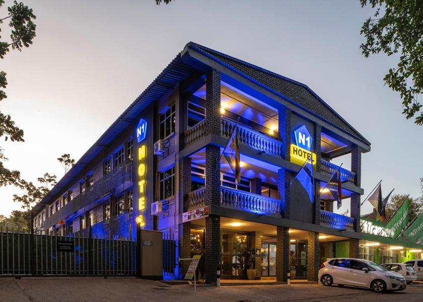  Victoria Falls exterior view