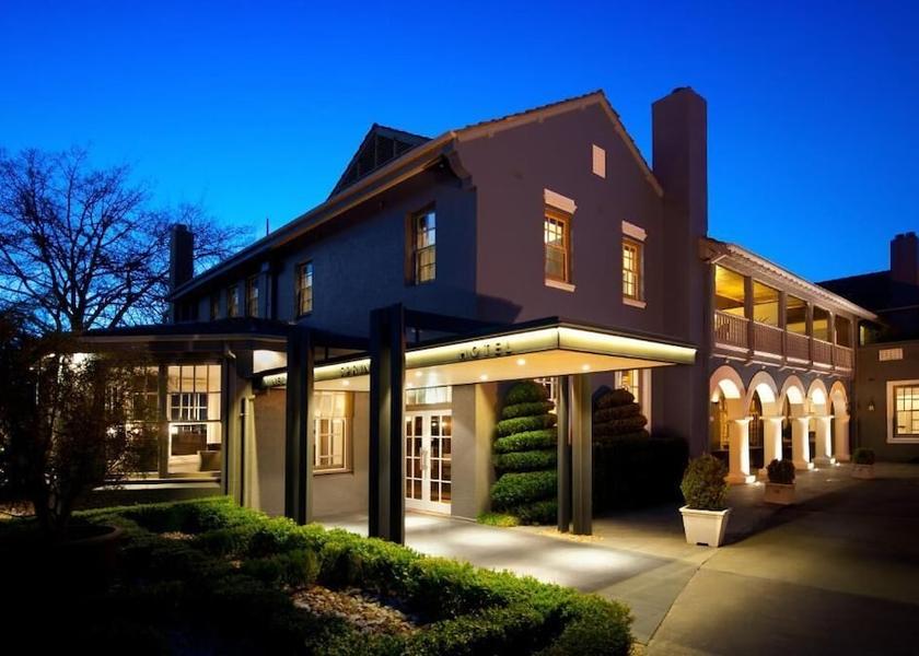 Victoria Hepburn Springs Exterior