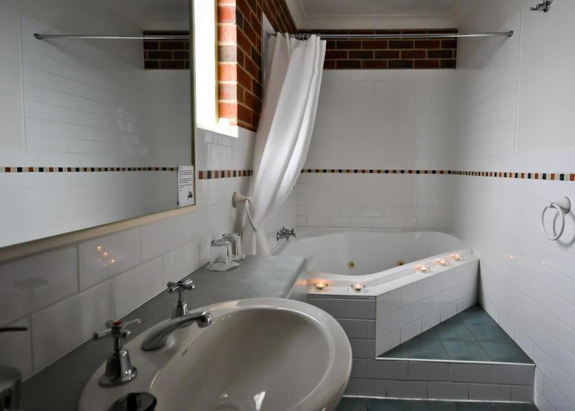 Victoria Rutherglen Deluxe Queen Suite with Spa Bath