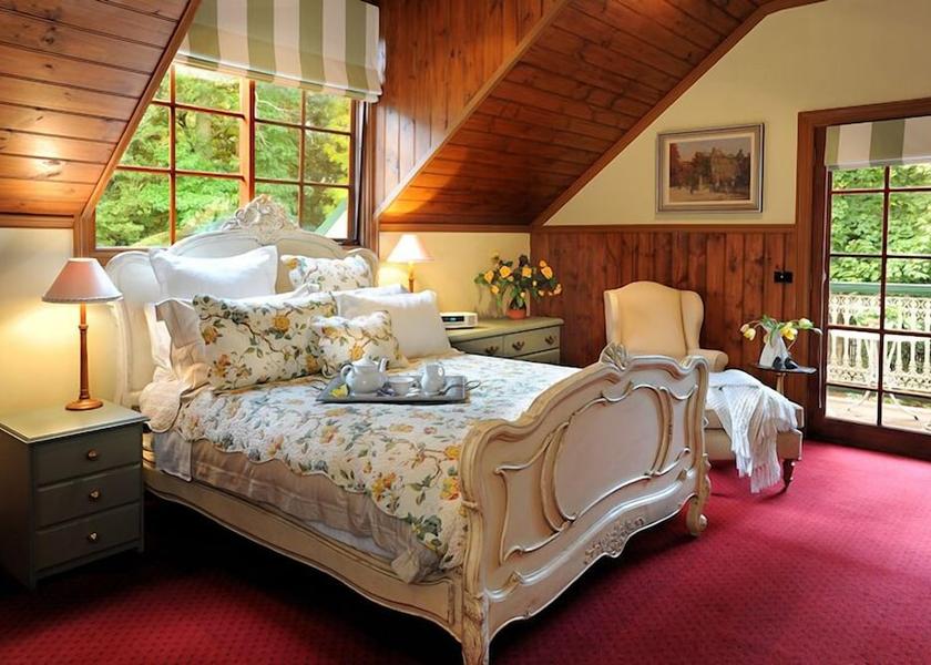 Victoria Melbourne Room