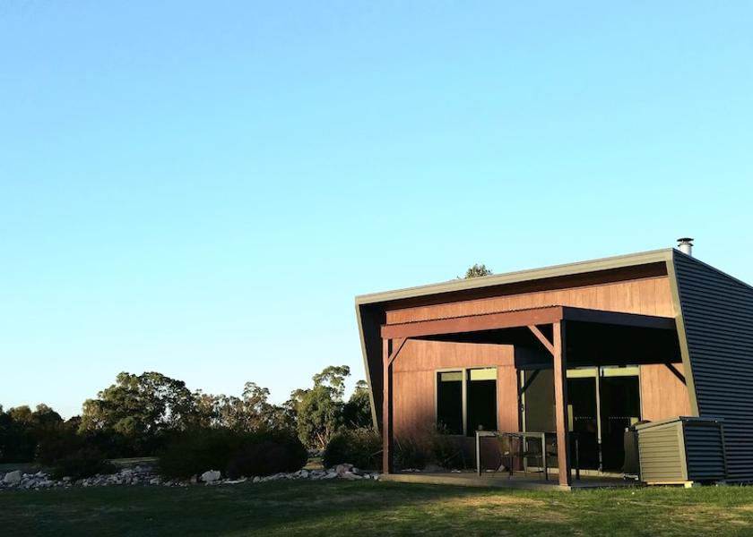 Victoria Pomonal Front of property