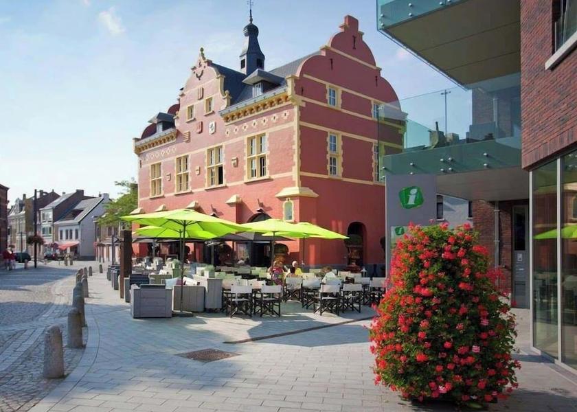 Flemish Region Peer Exterior Detail