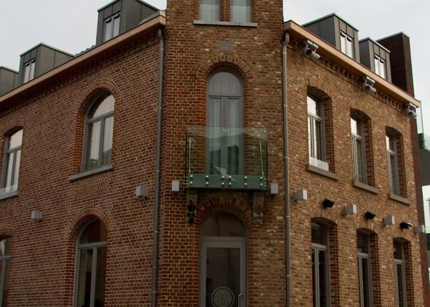 Flemish Region Peer Exterior Detail