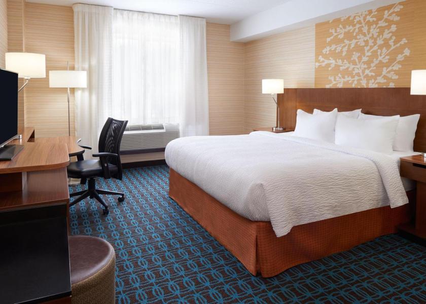 Ontario Barrie King Room with Roll-In Shower - Mobility Access/Communication Assistance