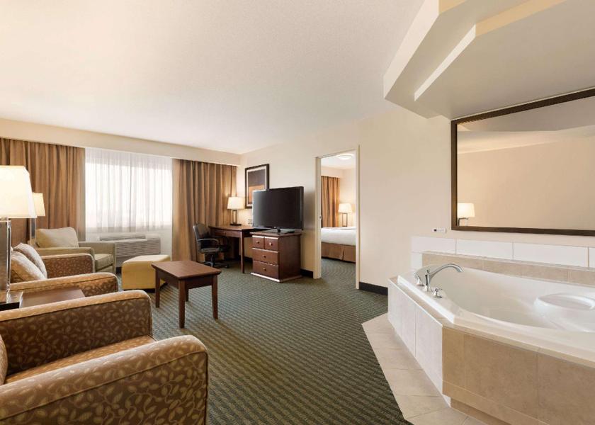 Saskatchewan Weyburn 1 King Bed, 1-Bedroom Deluxe Suite, Jetted Tub, Non-Smoking