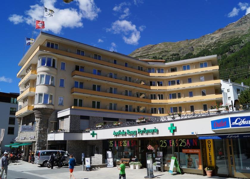 Graubünden Pontresina Front of property