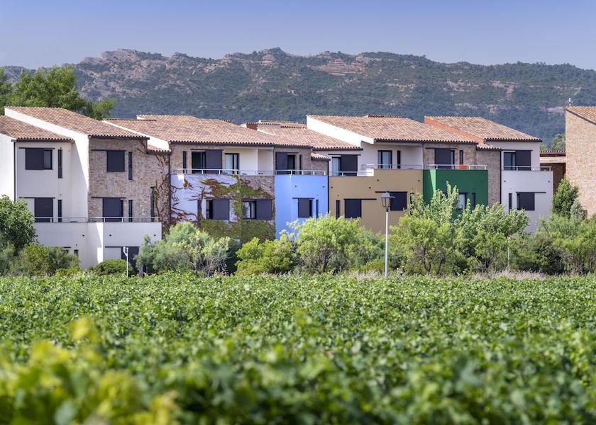 Catalonia Arnes Exterior