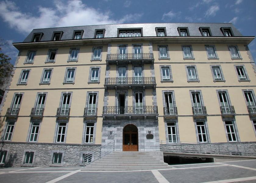Aragon Panticosa Front of property