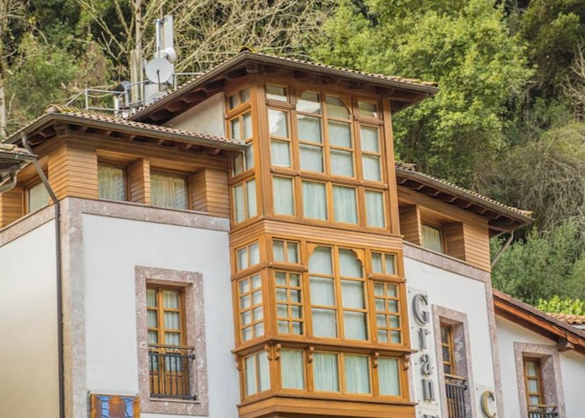 Asturias Belmonte de Miranda Front of property