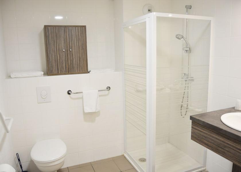 Auvergne-Rhône-Alpes Yzeure Bathroom shower