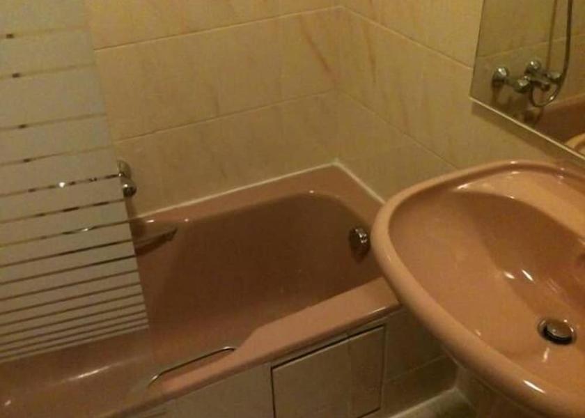 Deep soaking bathtub